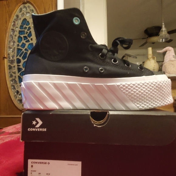 Converse - Picture 1 of 7